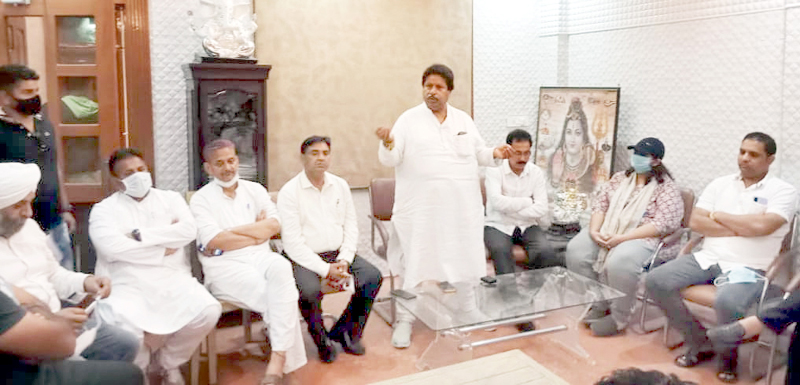 Senior Cong leader Raman Bhalla interacting with people in Gandhi Nagar area of Jammu on Friday. Senior Cong leader Raman Bhalla interacting with people in Gandhi Nagar area of Jammu on Friday.