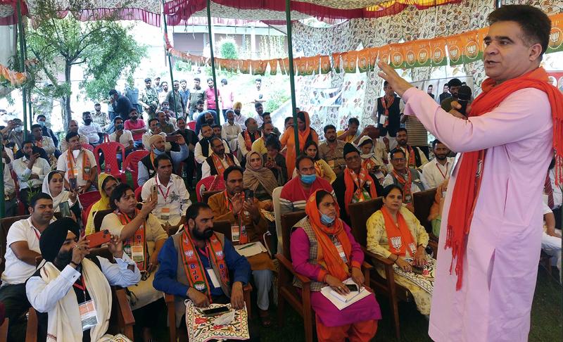BJP J&K president, Ravinder Raina addressing party meeting at Pahalgam on Monday. -Excelsior/Sajad Dar BJP J&K president, Ravinder Raina addressing party meeting at Pahalgam on Monday. -Excelsior/Sajad Dar