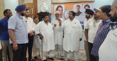 Former Minister and senior Congress leader Raman Bhalla addressing a deputation from RS Pura. Former Minister and senior Congress leader Raman Bhalla addressing a deputation from RS Pura.