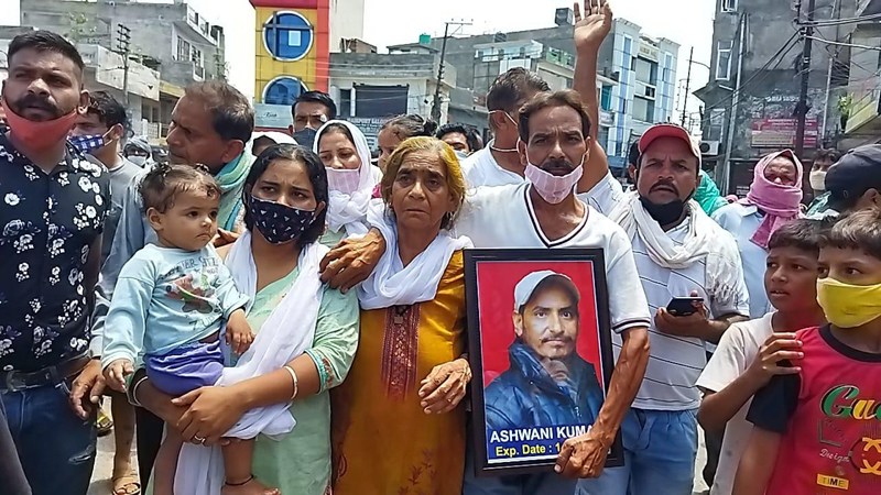 People protesting at Kathua on Friday. -Excelsior / Pardeep Sharma People protesting at Kathua on Friday. -Excelsior / Pardeep Sharma