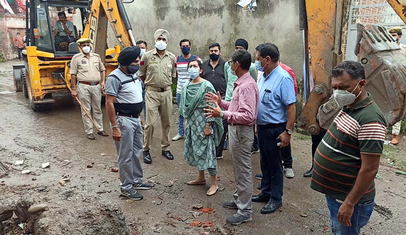 JMC Commissioner Avny Lavasa inspecting demolition drive on Wednesday. JMC Commissioner Avny Lavasa inspecting demolition drive on Wednesday.
