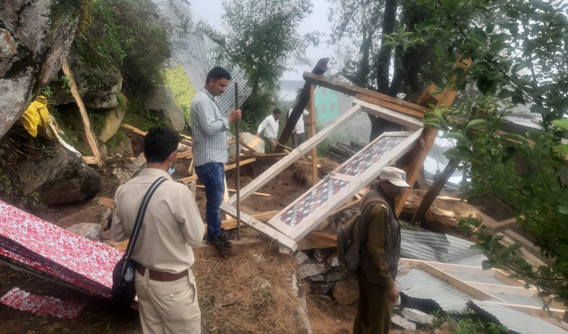 Forest Department sleuths removing illegal structures. —Excelsior/Rafi Choudhary Forest Department sleuths removing illegal structures. —Excelsior/Rafi Choudhary