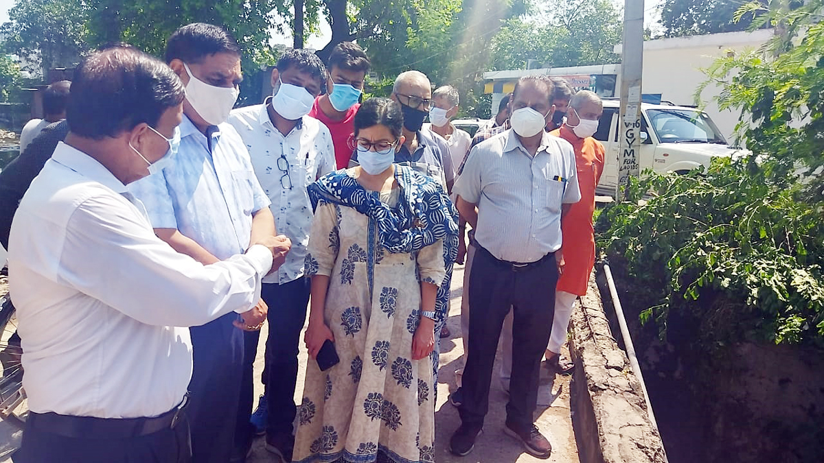 JMC Mayor along with Commissioner taking stock of flood affected areas. JMC Mayor along with Commissioner taking stock of flood affected areas.