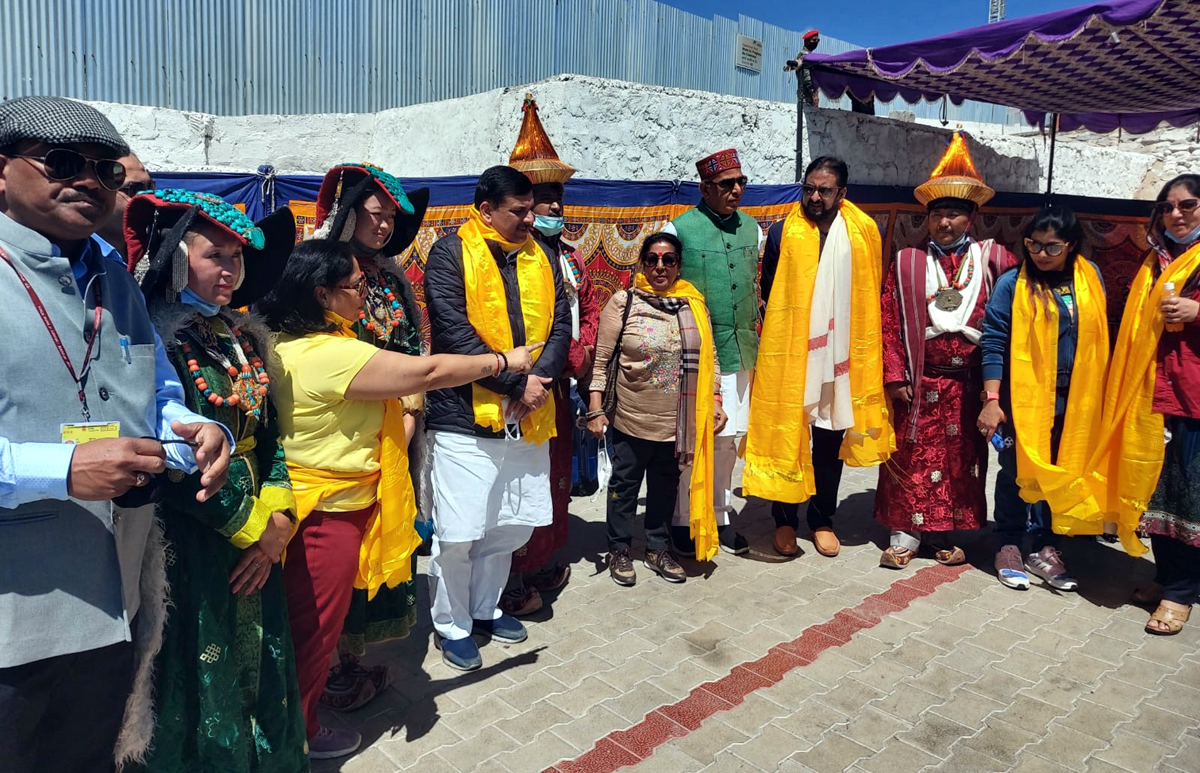 Parliamentary Committee on Urban Development getting traditional welcome in Leh on Wednesday. —Excelsior/Morup Stanzin Parliamentary Committee on Urban Development getting traditional welcome in Leh on Wednesday. —Excelsior/Morup Stanzin