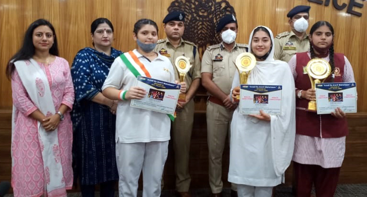 Winners of debate competition pose with SSP Jammu Chandan Kohli and SP Headquarters Ramnish Gupta on Saturday. Winners of debate competition pose with SSP Jammu Chandan Kohli and SP Headquarters Ramnish Gupta on Saturday.