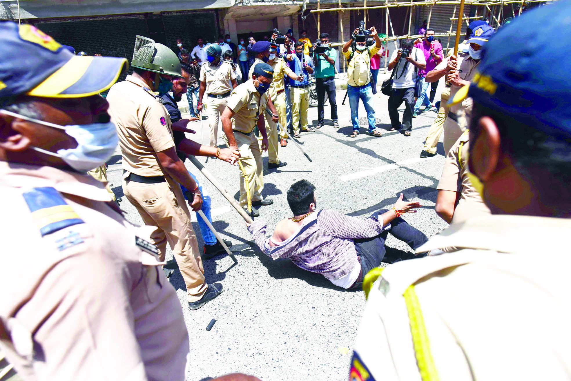 Police personnel baton charge the protesting Shiv Sena and BJP supporters in Mumbai on Tuesday. (UNI) Police personnel baton charge the protesting Shiv Sena and BJP supporters in Mumbai on Tuesday. (UNI)