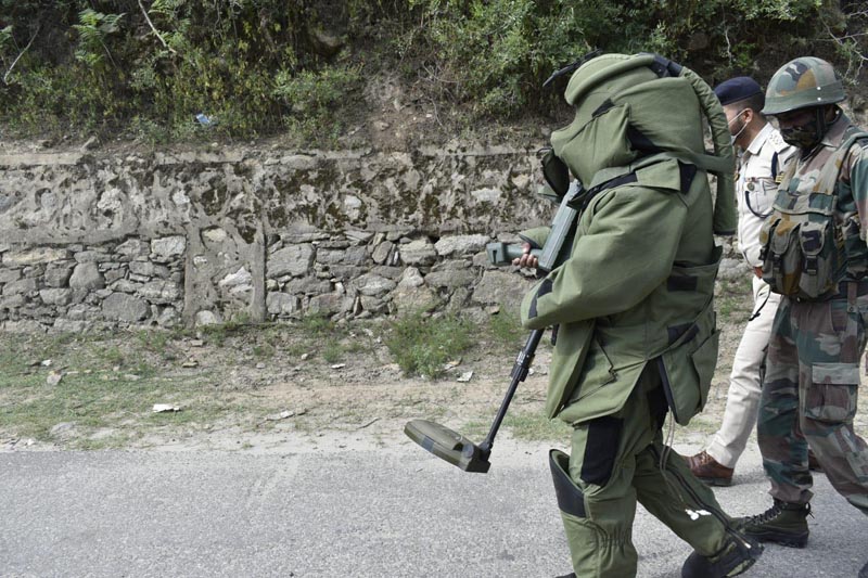 Bomb Disposal Squad defusing Ied at village Kariya in Kishtwar district on Saturday. -Excelsior/Tilak Raj