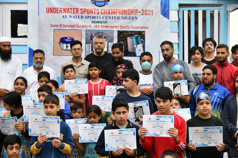 Winners displaying meritorious certificates while posing for group photograph with dignitaries at Srinagar. Winners displaying meritorious certificates while posing for group photograph with dignitaries at Srinagar.