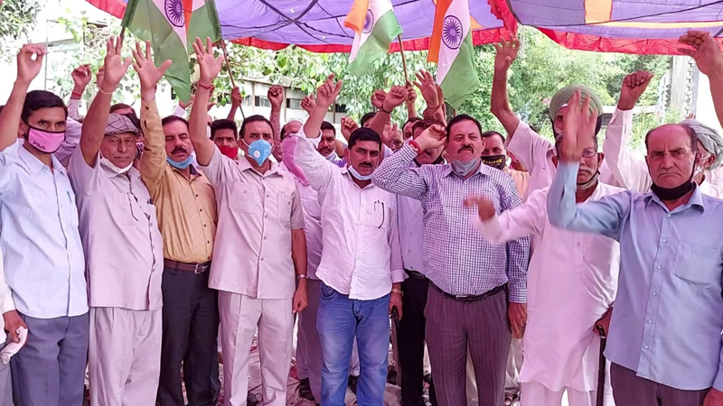 West Pak refugees celebrating abrogation of Article 370 on its second anniversary at Swankha Morh Vijaypur on Thursday. West Pak refugees celebrating abrogation of Article 370 on its second anniversary at Swankha Morh Vijaypur on Thursday.