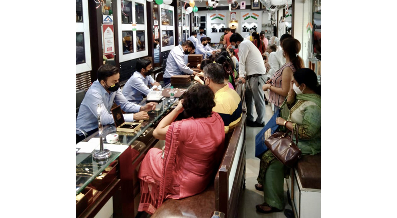 People during Gold Exchange Offer at one of the showrooms of MRAK Jewellers in Jammu. People during Gold Exchange Offer at one of the showrooms of MRAK Jewellers in Jammu.