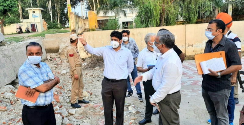 Div Com Jammu during visit to Gadigarh PHC. Div Com Jammu during visit to Gadigarh PHC.