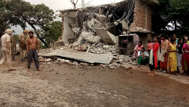 Illegal structure being demolished along NH in Udhampur. —Excelsior/K Kumar Illegal structure being demolished along NH in Udhampur. —Excelsior/K Kumar