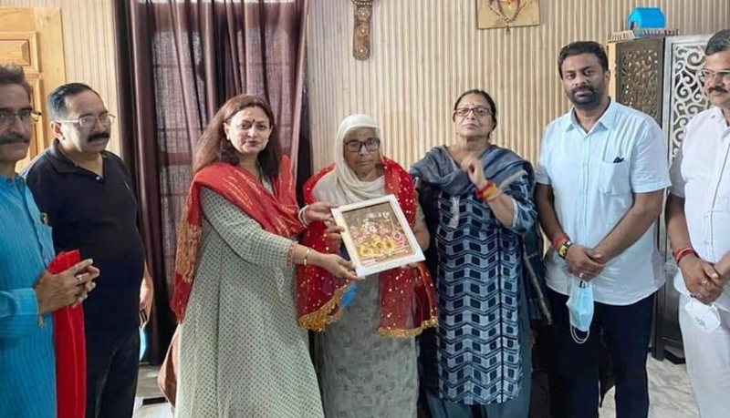 BJP secretary , Rekha Mahajan honouring the veteran activists of Praja Parishad Andolan at Jammu on Saturday. BJP secretary , Rekha Mahajan honouring the veteran activists of Praja Parishad Andolan at Jammu on Saturday.