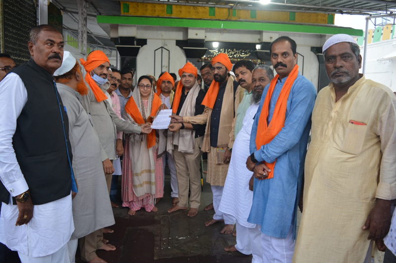 Public delegation presenting memorandum to Chairperson of Waqf Development Committee Dr Darakhshan Andrabi. Public delegation presenting memorandum to Chairperson of Waqf Development Committee Dr Darakhshan Andrabi.