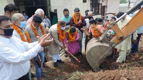 Former Minister and senior BJP leader, Sat Sharma kick starting construction work of park at Janipur Colony along with corporator, Sunita Gupta on Thursday. Former Minister and senior BJP leader, Sat Sharma kick starting construction work of park at Janipur Colony along with corporator, Sunita Gupta on Thursday.