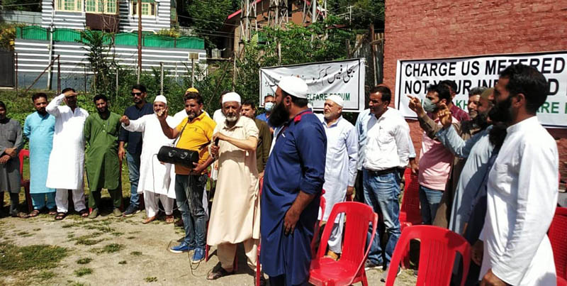 Residents of Baramulla’s old town protesting against PDD over tariff hike. —Excelsior/Aabid Nabi Residents of Baramulla’s old town protesting against PDD over tariff hike. —Excelsior/Aabid Nabi
