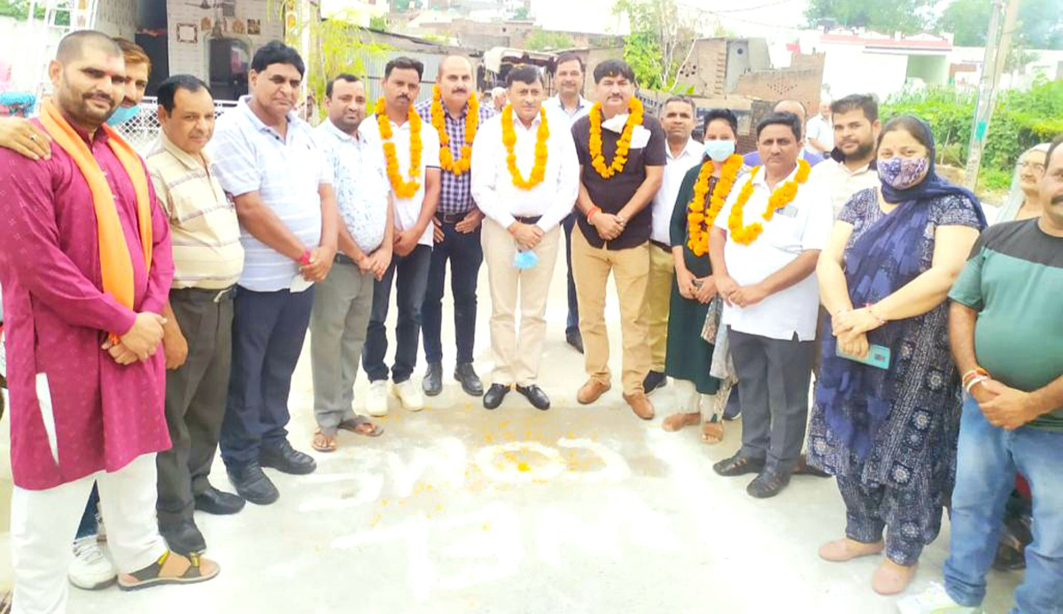 BJP J&K general secretary Vibodh Gupta posing with local party leaders at Arnia town in Jammu. BJP J&K general secretary Vibodh Gupta posing with local party leaders at Arnia town in Jammu.