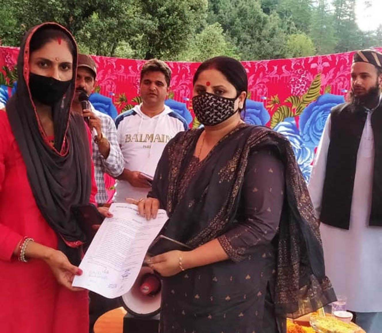 DDC chairperson Kishtwar Pooja Thakur receiving complaints from the people. DDC chairperson Kishtwar Pooja Thakur receiving complaints from the people.