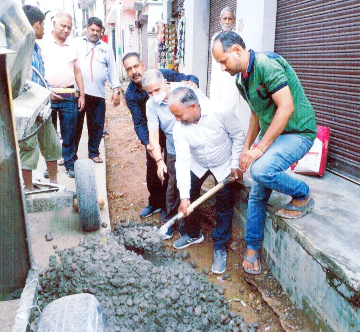 JMC Councillor, Subash Sharma starts slab and leveling work at Janipur in Jammu on Tuesday. JMC Councillor, Subash Sharma starts slab and leveling work at Janipur in Jammu on Tuesday.