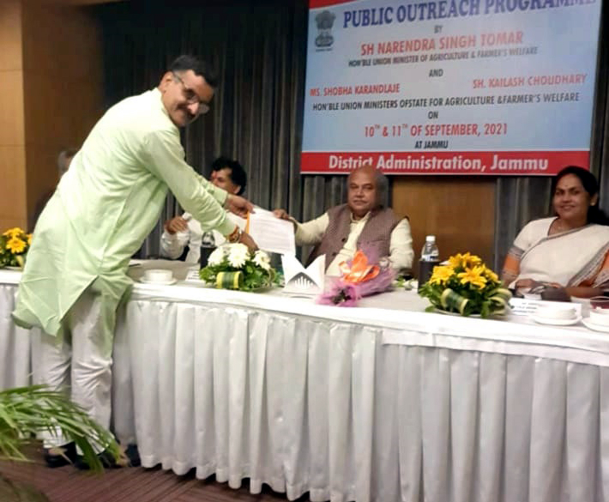 Sanjay Kumar Baru, convener, BJP Local Bodies Cell submitting a memorandum to Union Minister, Narendra Singh Tomar at Jammu on Friday. — Excelsior/Rakesh Sanjay Kumar Baru, convener, BJP Local Bodies Cell submitting a memorandum to Union Minister, Narendra Singh Tomar at Jammu on Friday. — Excelsior/Rakesh