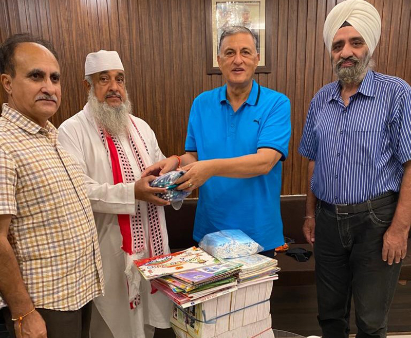 Office bearers of HISI presenting books to former Deputy Chairman Legislative Council, Jehangir Hussian Mir for distribution among needy students at Jammu. Office bearers of HISI presenting books to former Deputy Chairman Legislative Council, Jehangir Hussian Mir for distribution among needy students at Jammu.