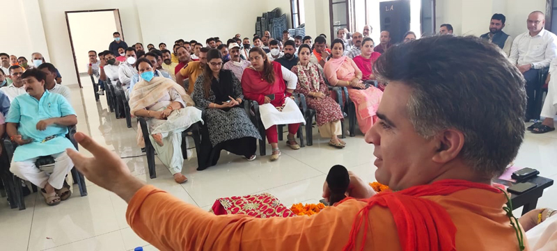 BJP State President Ravinder Raina addressing a meeting of BJP workers at Reasi on Thursday. BJP State President Ravinder Raina addressing a meeting of BJP workers at Reasi on Thursday.