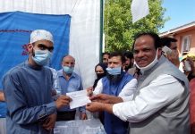 Union Minister felicitating an employee during visit to stalls of ICDS and Handicrafts Deptt at Kupwara.