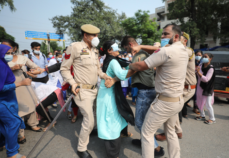 Cops using force to remove the protesting employees from Mahespura Chowk, Jammu. — Excelsior/Rakesh Cops using force to remove the protesting employees from Mahespura Chowk, Jammu. — Excelsior/Rakesh