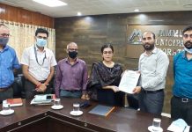 JMC Commissioner Avny Lavasa displaying copy of MoU Signed with CSC SPV.