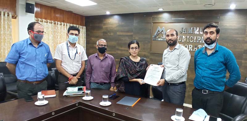 JMC Commissioner Avny Lavasa displaying copy of MoU Signed with CSC SPV. JMC Commissioner Avny Lavasa displaying copy of MoU Signed with CSC SPV.
