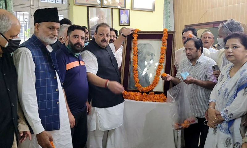 NC Provincial President Devender Singh Rana & other leaders paying tributes to Sheikh Mohammed Abdullah on Wednesday. NC Provincial President Devender Singh Rana & other leaders paying tributes to Sheikh Mohammed Abdullah on Wednesday.