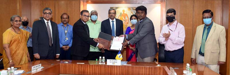 Senior officers of LIC of India and Department of Posts during signing of an agreement in Mumbai. Senior officers of LIC of India and Department of Posts during signing of an agreement in Mumbai.