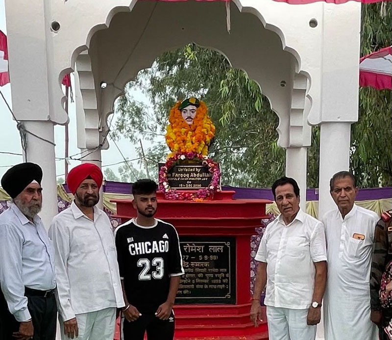 Senior Congress leader R S Chib, T S Bajwa and others paying tributes to martyr Ramesh Lal in Suchetgarh. Senior Congress leader R S Chib, T S Bajwa and others paying tributes to martyr Ramesh Lal in Suchetgarh.