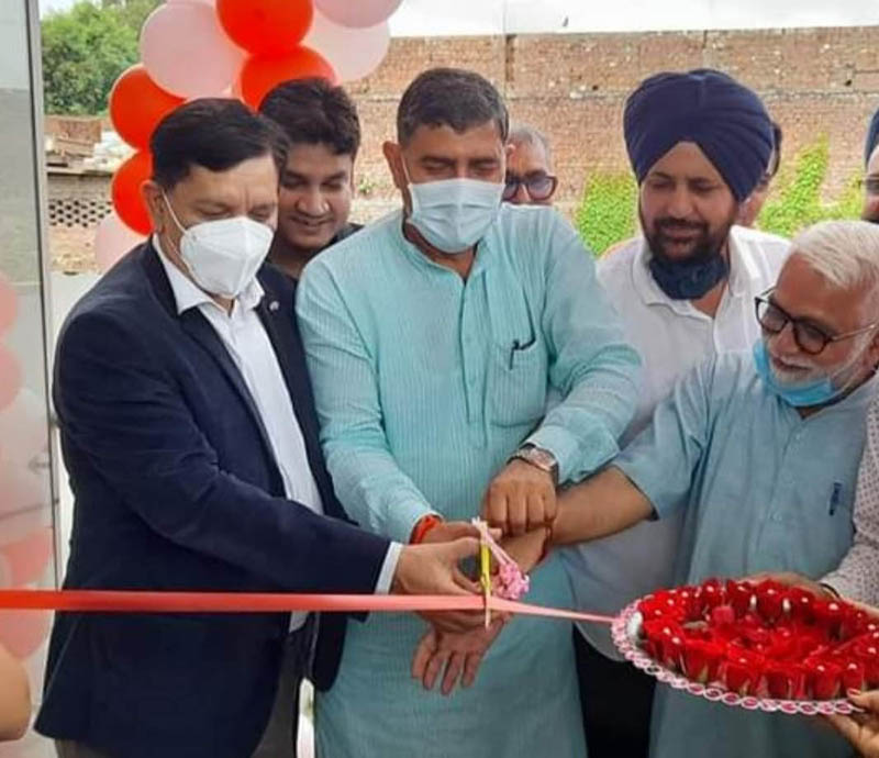MP Jugal Kishore and J&K Bank CMD R K Chhibber inaugurating showroom at Digiana Chowk on Sunday. MP Jugal Kishore and J&K Bank CMD R K Chhibber inaugurating showroom at Digiana Chowk on Sunday.