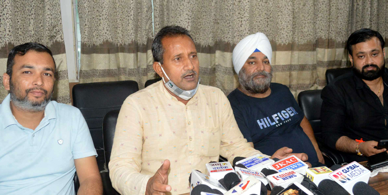 Independent and Congress Councillors of JMC addressing press conference in Jammu on Wednesday. Independent and Congress Councillors of JMC addressing press conference in Jammu on Wednesday.
