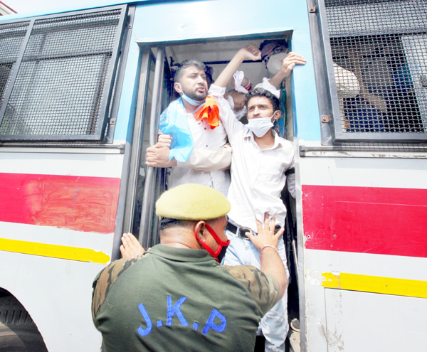 Detained NSUI activists being taken to DPL Jammu on Monday. -Excelsior/Rakesh