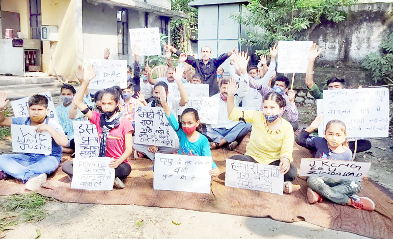 PDD daily wagers and their children protesting at Samba on Sunday. -Excelsior/Nischant PDD daily wagers and their children protesting at Samba on Sunday. -Excelsior/Nischant
