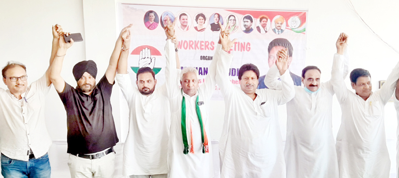 Senior Cong leaders, Raman Bhalla, Hari Singh Chib and others at party workers’ rally in Suchetgarh area of Jammu.