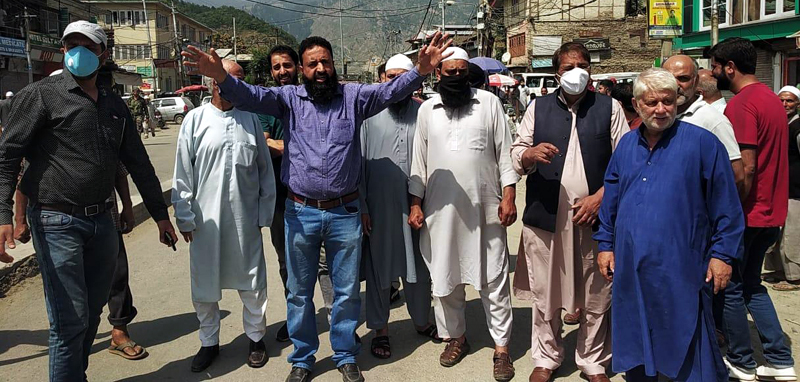 Members of Beopar Mandal during a protest in Baramulla on Wednesday. —Excelsior/Aabid Nabi Members of Beopar Mandal during a protest in Baramulla on Wednesday. —Excelsior/Aabid Nabi