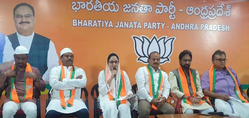 Dr Darakhshan Andrabi, BJP Spokesperson addressing a press conference at Vijaywada in Andhra Pradesh. Dr Darakhshan Andrabi, BJP Spokesperson addressing a press conference at Vijaywada in Andhra Pradesh.
