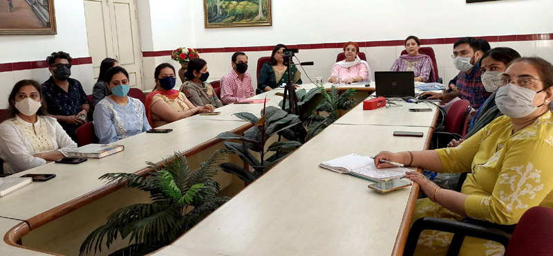 Participants attending poetic memoir at MIER. Participants attending poetic memoir at MIER.