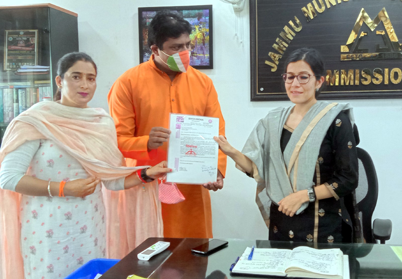 J&K Shiv Sena president, Manish Sahni submitting memo of demands to JMC Commissioner, Avny Lavasa. J&K Shiv Sena president, Manish Sahni submitting memo of demands to JMC Commissioner, Avny Lavasa.