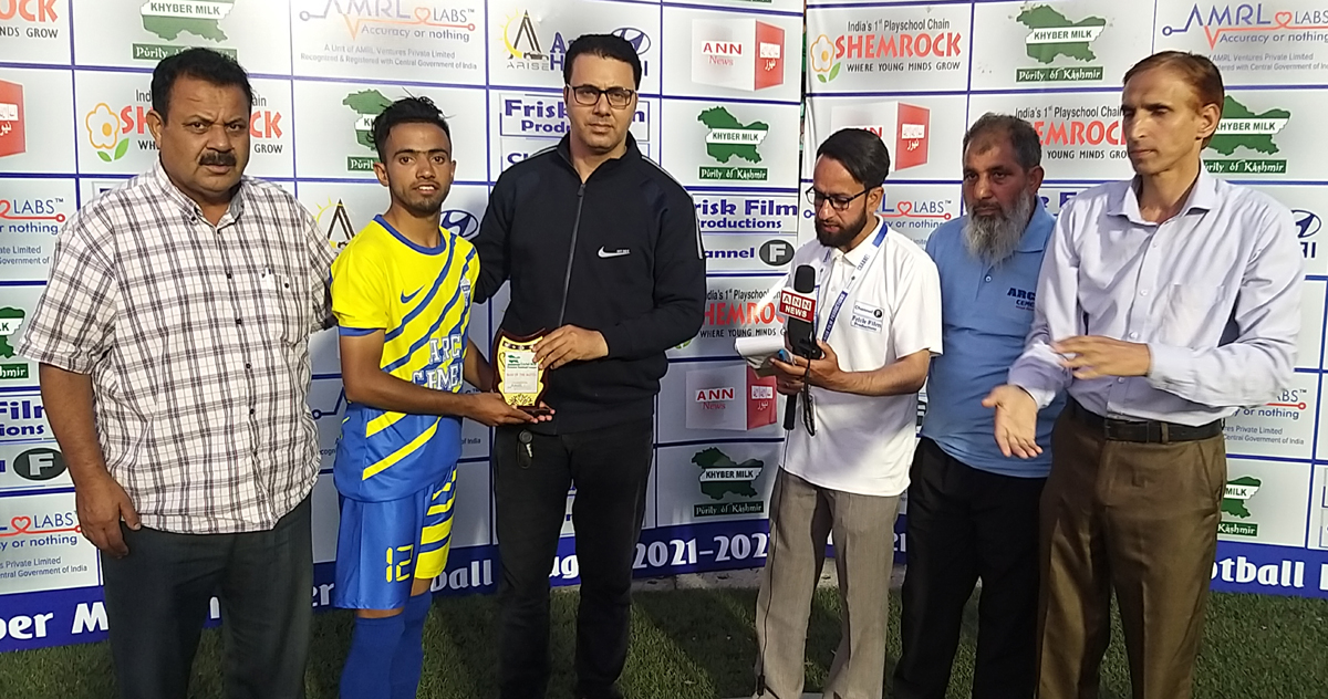 Dignitaries presenting Man of the Match award. Dignitaries presenting Man of the Match award.