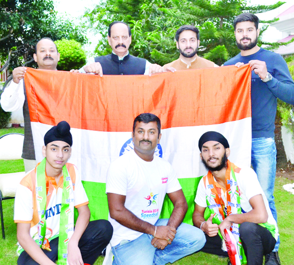 Trio participants of international championship posing for a group photograph with dignitaries by holding tricolour at Jammu on Monday.