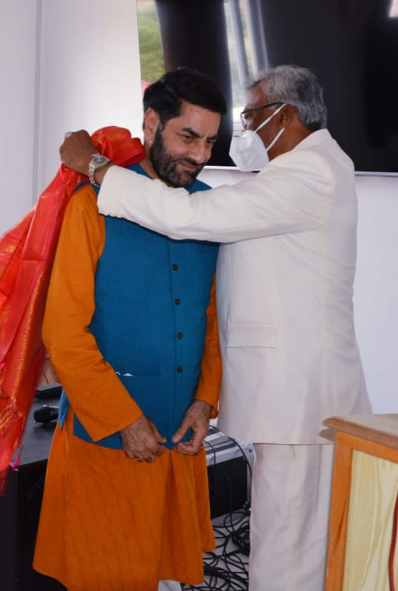Dr. Armogum Parsuramen, former Director of UNESCO, Paris felicitating Balwant Thakur. Dr. Armogum Parsuramen, former Director of UNESCO, Paris felicitating Balwant Thakur.