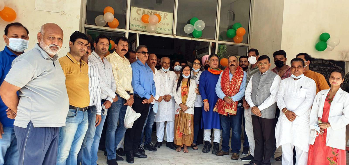 BJP leaders felicitating Corona warriors at Jammu on Thursday. —Excelsior/Rakesh BJP leaders felicitating Corona warriors at Jammu on Thursday. —Excelsior/Rakesh