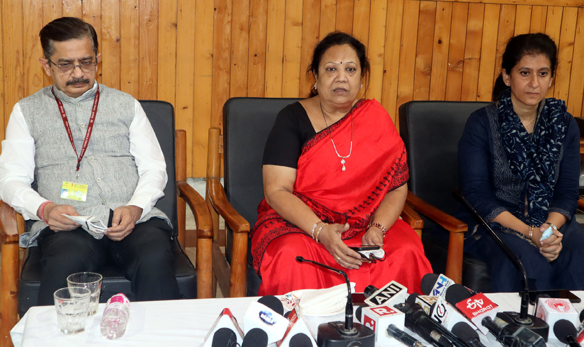 Minister of State for Railways and Textiles Darshana Jardosh addressing a press conference in Srinagar on Saturday. — Excelsior/Shakel Minister of State for Railways and Textiles Darshana Jardosh addressing a press conference in Srinagar on Saturday. — Excelsior/Shakel
