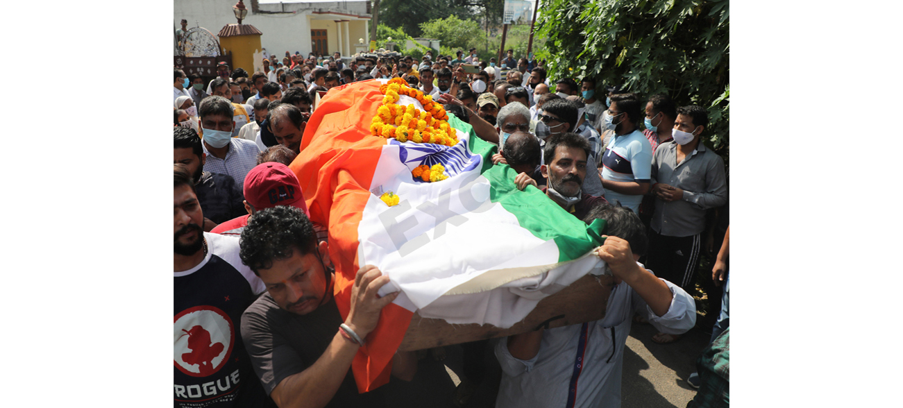 The body of Deepak Chand Mehra being taken to cremation ground for last rites on Friday. — Excelsior/Rakesh The body of Deepak Chand Mehra being taken to cremation ground for last rites on Friday. — Excelsior/Rakesh