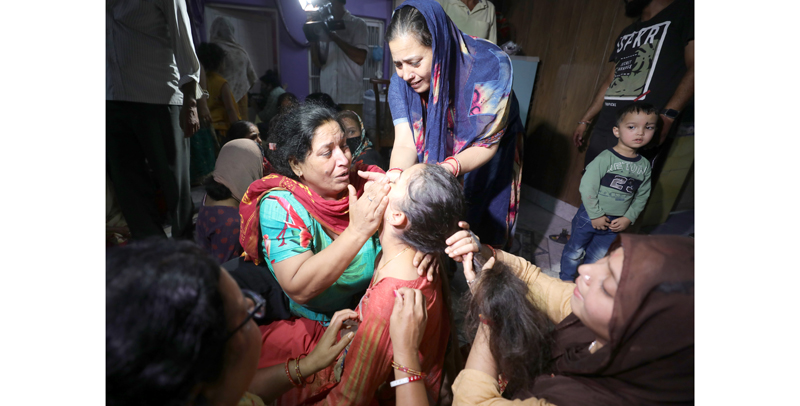 Family members of Deepak Chand Mehra wailing at Jammu on Thursday. —Excelsior/Rakesh Family members of Deepak Chand Mehra wailing at Jammu on Thursday. —Excelsior/Rakesh