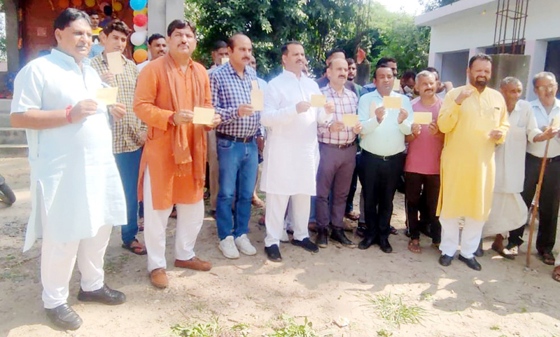 BJP leader, Rakesh Mahajan with border dwellers at Arnia in RS Pura on Thursday. BJP leader, Rakesh Mahajan with border dwellers at Arnia in RS Pura on Thursday.